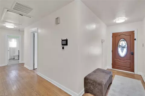 Entry Way - 661 Greenbriar Ave, Hampton, VA 23661 photo 3 of 4