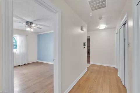 Entry Way - 661 Greenbriar Ave, Hampton, VA 23661 photo 4 of 4