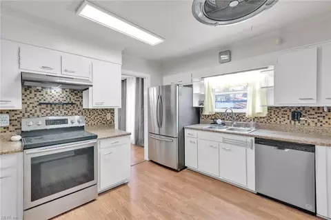 Kitchen - 661 Greenbriar Ave, Hampton, VA 23661 photo 2 of 2