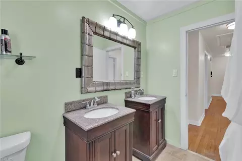 Bath - 661 Greenbriar Ave, Hampton, VA 23661 photo 2 of 3