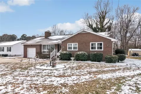 Exterior - 661 Greenbriar Ave, Hampton, VA 23661 photo 2 of 5