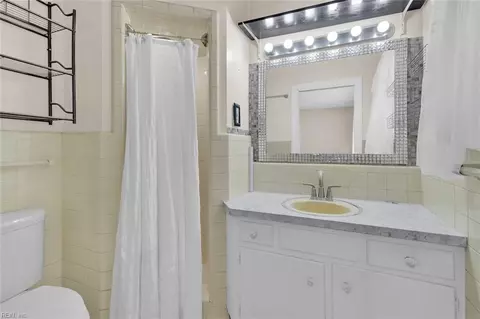 Bath - 661 Greenbriar Ave, Hampton, VA 23661 photo 3 of 3