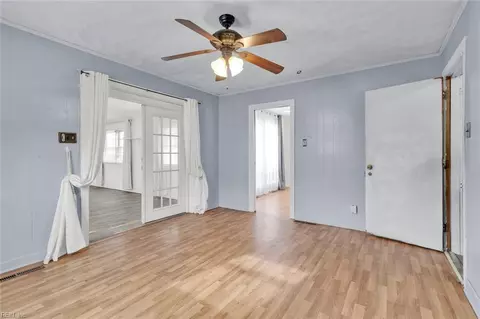 Living - 661 Greenbriar Ave, Hampton, VA 23661 photo 5 of 7