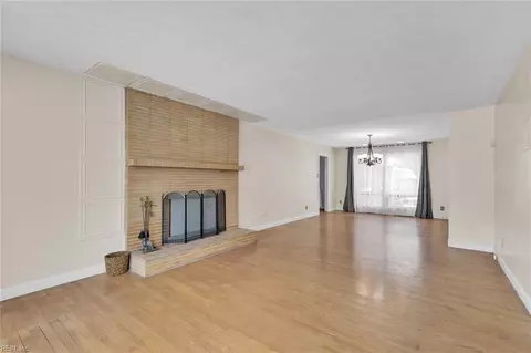 Living - 661 Greenbriar Ave, Hampton, VA 23661 photo 2 of 7