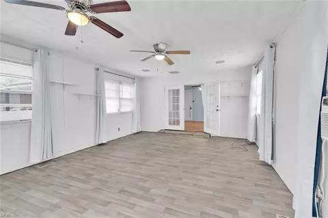 Living - 661 Greenbriar Ave, Hampton, VA 23661 photo 7 of 7