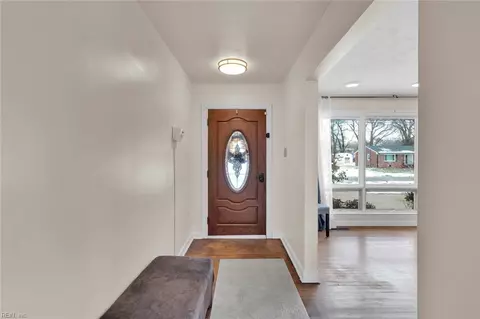Entry Way - 661 Greenbriar Ave, Hampton, VA 23661 photo 1 of 4