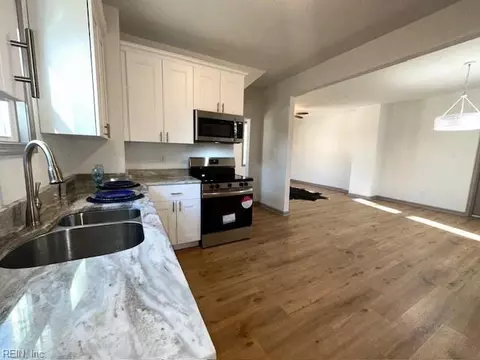 Entry Way - 149 E Ocean Ave, Norfolk, VA 23503 photo 4 of 6