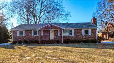 27 Harris Creek Rd, Hampton, VA 23669