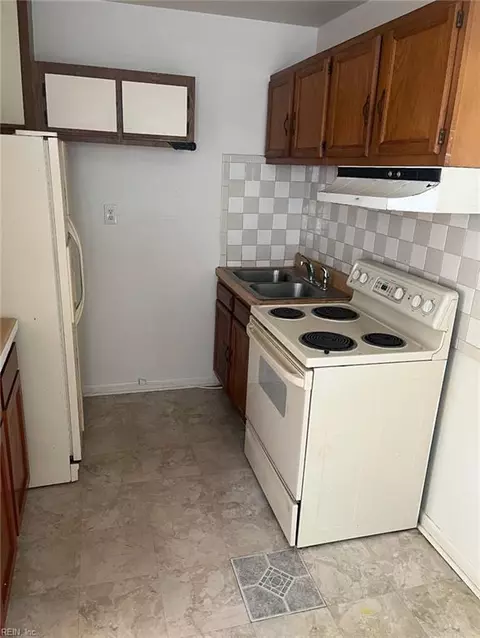 Kitchen - 810 E 27th St, Norfolk, VA 23504 photo 2 of 2