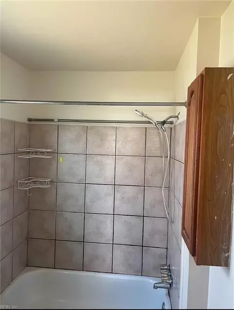 Bath - 810 E 27th St, Norfolk, VA 23504 photo 1 of 1