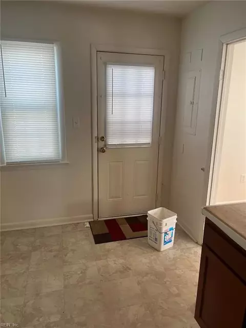 Entry Way - 810 E 27th St, Norfolk, VA 23504 photo 2 of 3