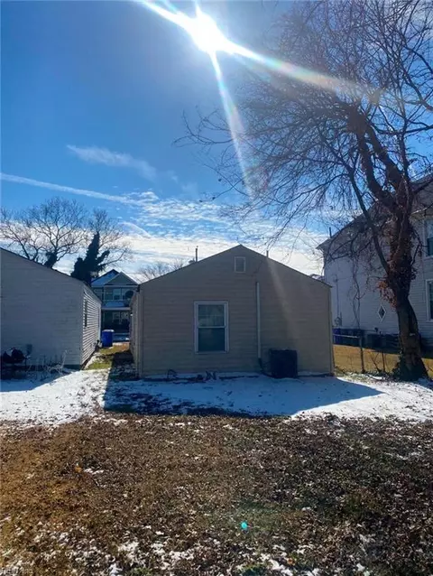 Exterior - 810 E 27th St, Norfolk, VA 23504 photo 1 of 1