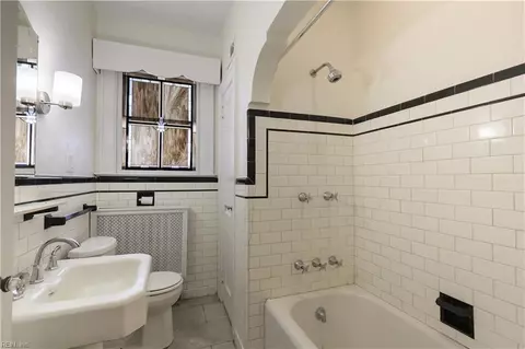 Bath - 55 Algonquin Rd, Hampton, VA 23661 photo 3 of 4