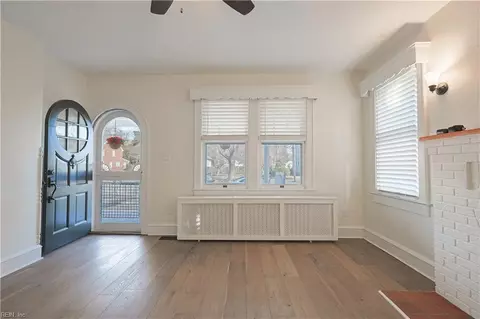 Living - 55 Algonquin Rd, Hampton, VA 23661 photo 2 of 5