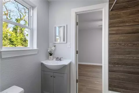 Bath - 7926 E Glen Rd, Norfolk, VA 23505 photo 2 of 5