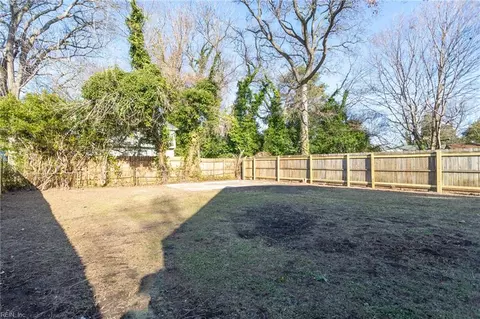 Exterior - 7926 E Glen Rd, Norfolk, VA 23505 photo 6 of 7
