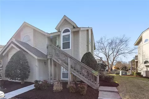 461 E Lake Cir, Chesapeake, VA 23322