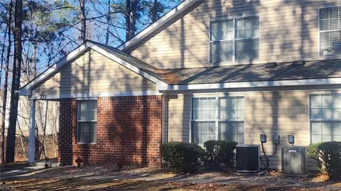 737 Oak Mill Ln, Newport News, VA 23602