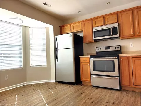 138 Corwin Cir, Hampton, VA 23666 photo 4