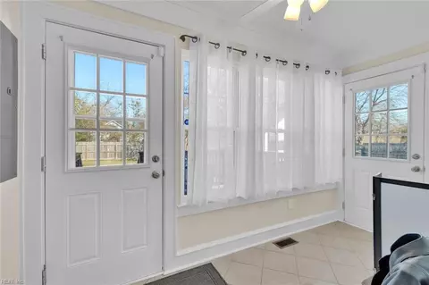 Entry Way - 224 Cherry Ave, Hampton, VA 23661 photo 7 of 8