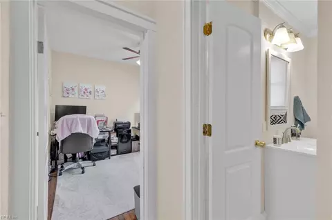 Entry Way - 224 Cherry Ave, Hampton, VA 23661 photo 5 of 8