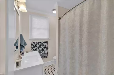 Bath - 224 Cherry Ave, Hampton, VA 23661 photo 1 of 4