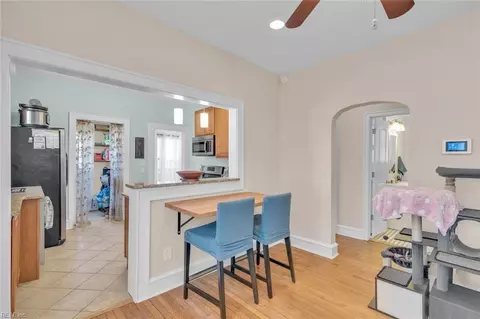 Entry Way - 224 Cherry Ave, Hampton, VA 23661 photo 4 of 8