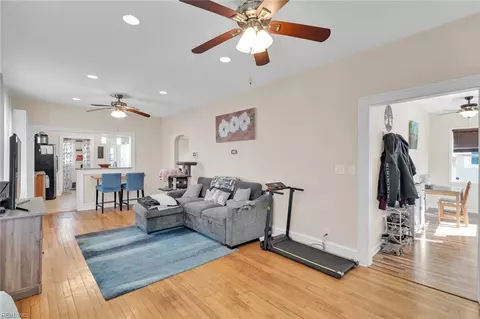 Entry Way - 224 Cherry Ave, Hampton, VA 23661 photo 3 of 8