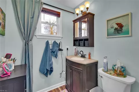 Bath - 224 Cherry Ave, Hampton, VA 23661 photo 4 of 4