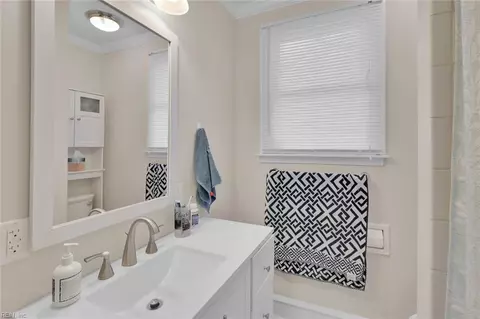 Bath - 224 Cherry Ave, Hampton, VA 23661 photo 2 of 4