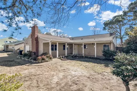 19 Raymond Dr, Hampton, VA 23666