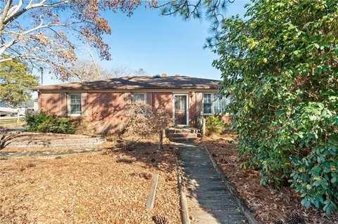 304 Lakeside St, Suffolk, VA 23434