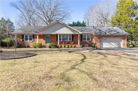 809 Winthrope Dr, Virginia Beach, VA 23452