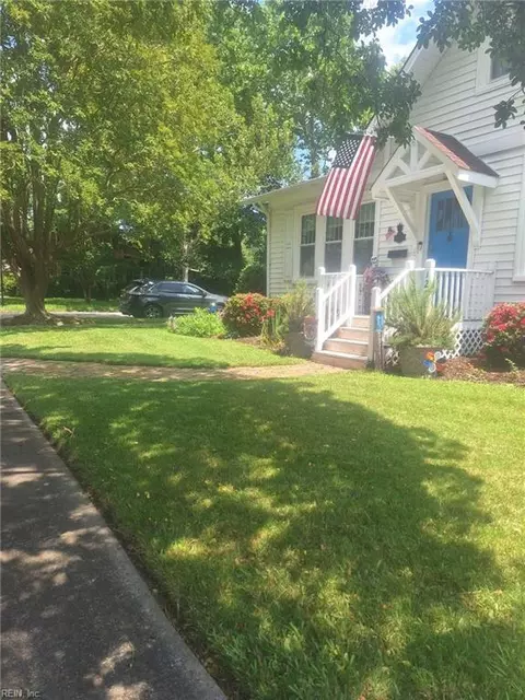 Exterior - 126 Ocanoe Pl, Hampton, VA 23661 photo 3 of 13