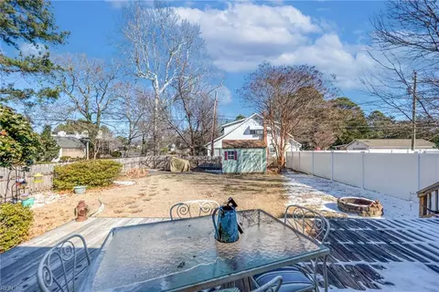 Exterior - 126 Ocanoe Pl, Hampton, VA 23661 photo 7 of 13