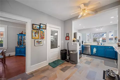 Entry Way - 126 Ocanoe Pl, Hampton, VA 23661 photo 2 of 6