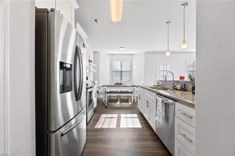 Entry Way - 1306 17th St, Chesapeake, VA 23324 photo 4 of 11