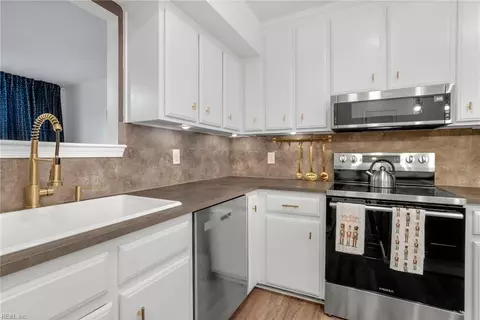 Kitchen - 382 Kinsmen Way, Hampton, VA 23666 photo 7 of 10