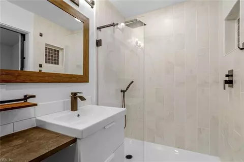 Bath - 382 Kinsmen Way, Hampton, VA 23666 photo 4 of 5