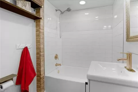 Bath - 382 Kinsmen Way, Hampton, VA 23666 photo 2 of 5