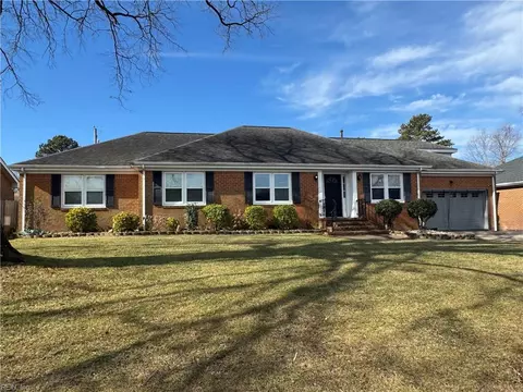 609 Pleasant Hall Dr, Virginia Beach, VA 23464