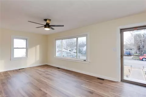 Living - 27 Clayton Drive Dr, Hampton, VA 23669 photo 2 of 5