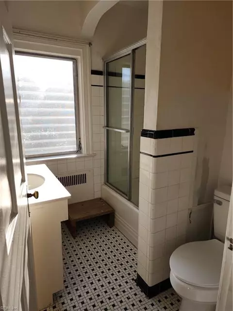 Bath - 1419 Queen St, Hampton, VA 23669 photo 1 of 1