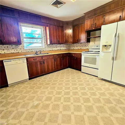 Kitchen - 5616 River Bluff Dr, Suffolk, VA 23435 photo 1 of 2