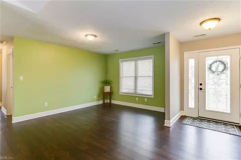 Entry Way - 3 Boger Cir, Hampton, VA 23664 photo 2 of 6