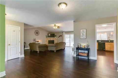 Entry Way - 3 Boger Cir, Hampton, VA 23664 photo 3 of 6