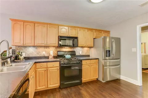 Kitchen - 3 Boger Cir, Hampton, VA 23664 photo 3 of 5