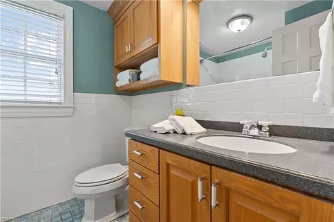 Bath - 1143 Lotus St, Hampton, VA 23663 photo 3 of 4