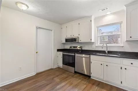 10 Rotherham Ln, Hampton, VA 23666 photo 6