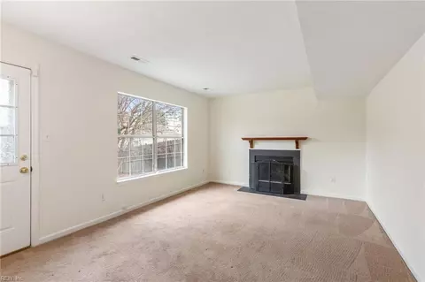 10 Rotherham Ln, Hampton, VA 23666 photo 9